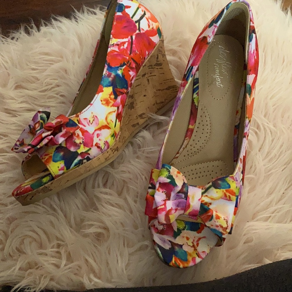 The shoes is 7 W , its really cute ,and dressy . 3 inch heel.